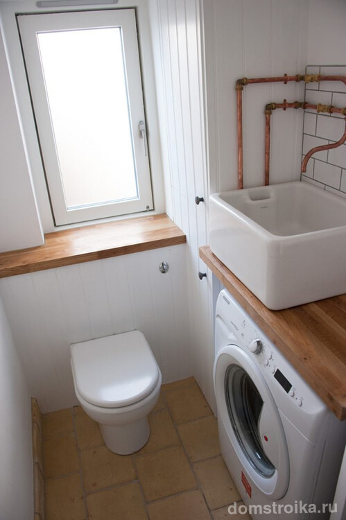 Компактная ванная комната с квадратной раковиной над стиральной машиной