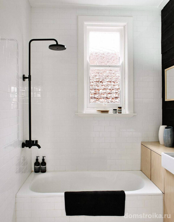 Нестандартная маленькая ванна позволит разместить рядом шкафчики для хранения банных принадлежностей