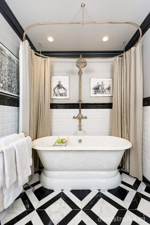 Черно-белая плитка на полу в маленькой ванной, оформленной в стиле арт-деко