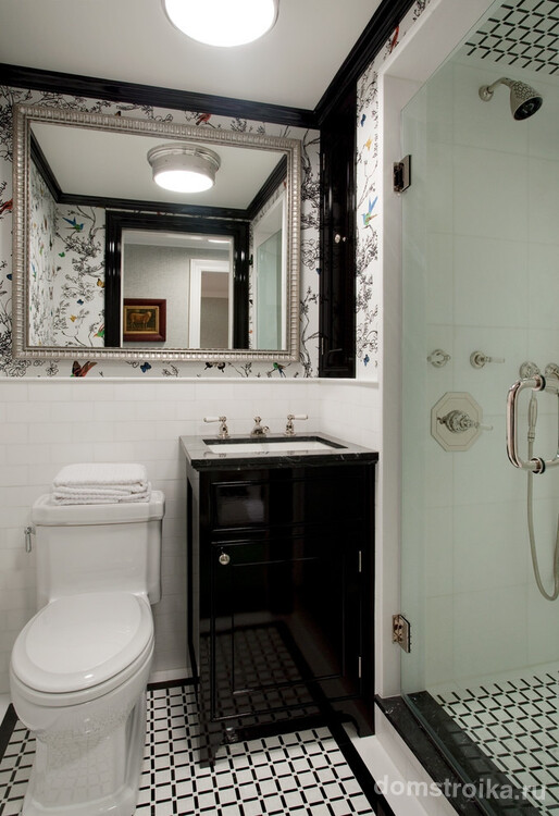 Большое зеркало в тонкой рамочке украсят классическую ванную комнату с душевой