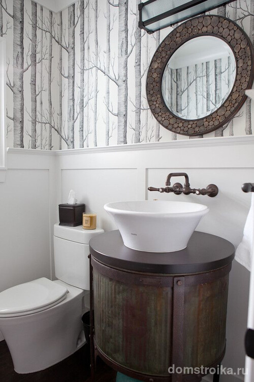 Ретро стиль в оформлении ванной комнаты можно уловить по металлической круглой тумбе под раковиной