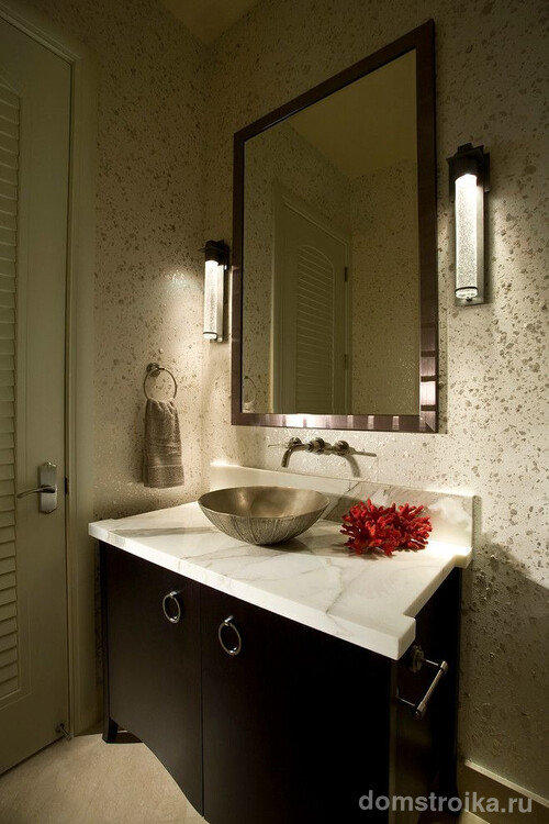 Металлические раковины в ванной комнате выглядят стильно и необычно