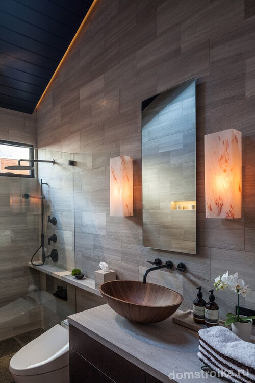 Встроенная деревянная раковина в ванной комнате в стиле модерн