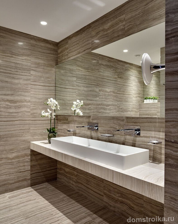 Стильная ванная комната с прямоугольной встроенной раковиной