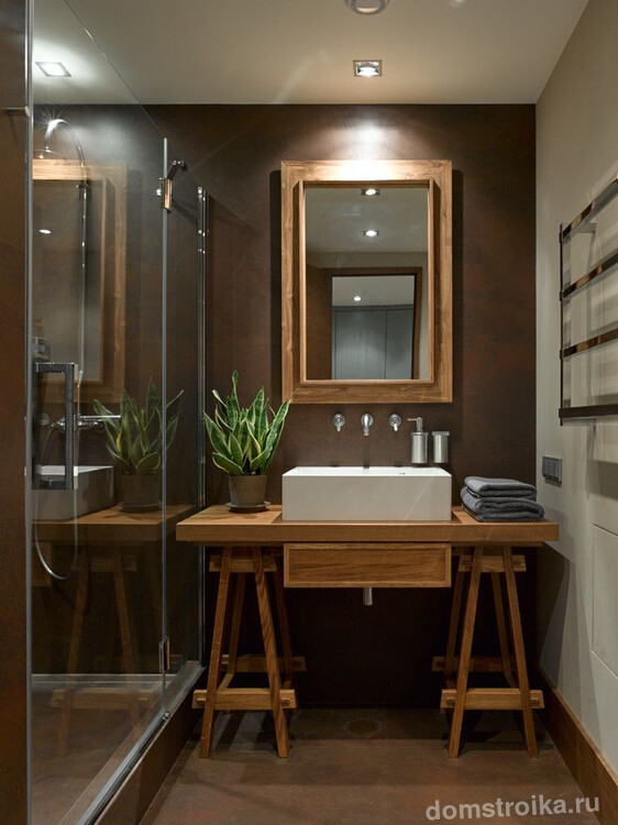 Уютное бежево-коричневое сочетание цветов в оформлении ванной комнаты с прямоугольной керамической раковиной