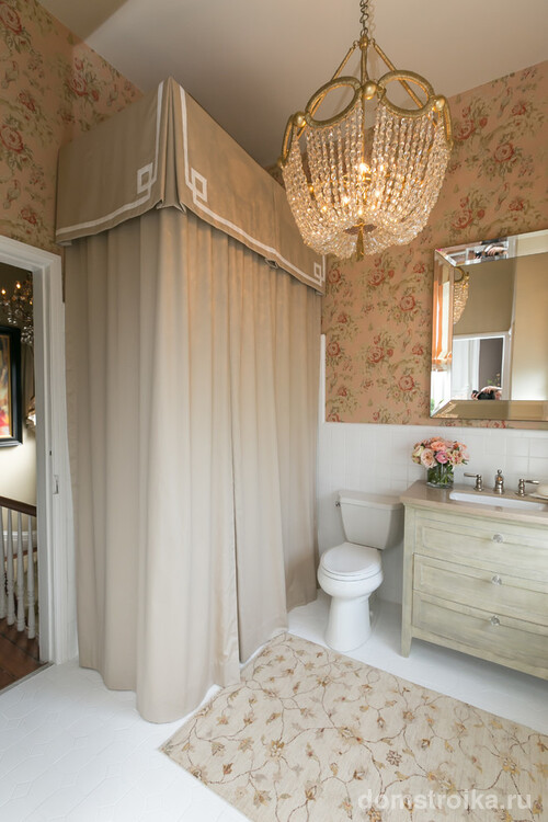 Дизайн маленькой ванной комнаты в традиционном стиле
