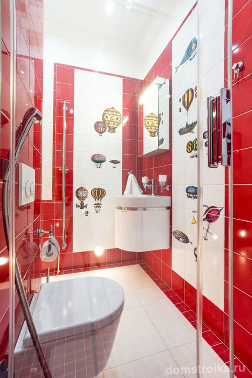 Красный цвет в интерьере ванной комнаты, совмещенной с туалетом