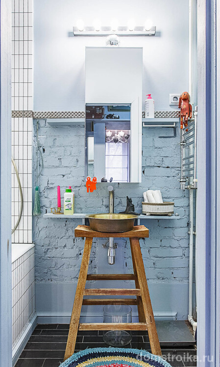 Интерьер небольшой ванной комнаты в стиле бохо