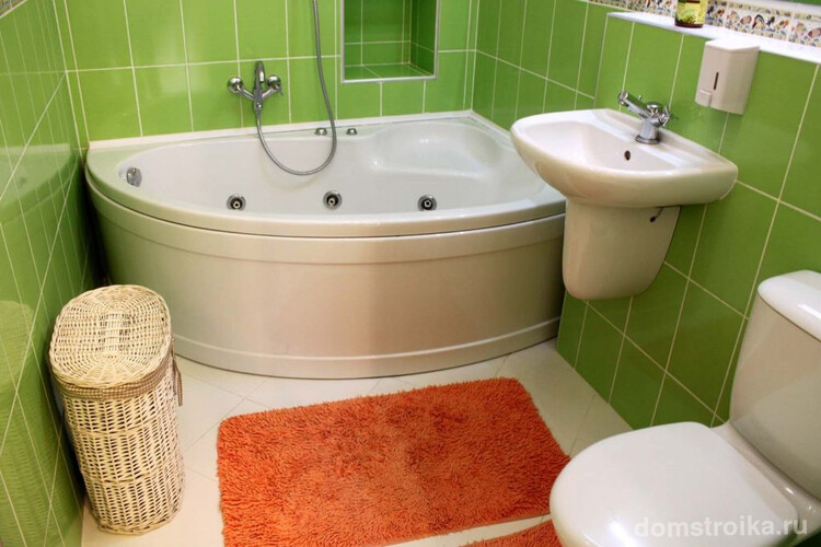 Угловая ванна - отличный вариант для небольших комнат