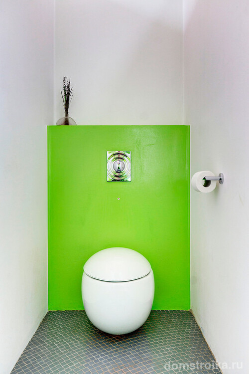 Туалет в стиле модерн с полочкой, спрятанной за яркой ширмой