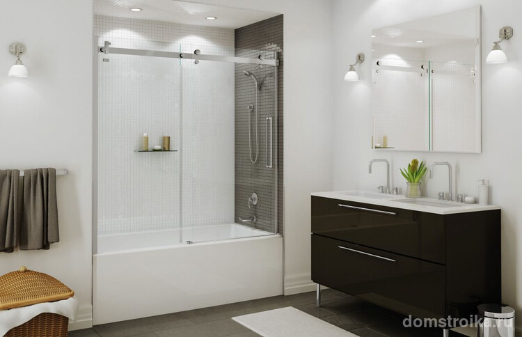 Небольшая ванная комната, которую визуально увеличивают большое количество освещения, широкое зеркало и легкая стеклянная шторка