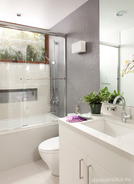 Стеклянная шторка отлично подойдет для маленькой ванной комнаты, так как она создает чувство легкости, не загромождая пространства