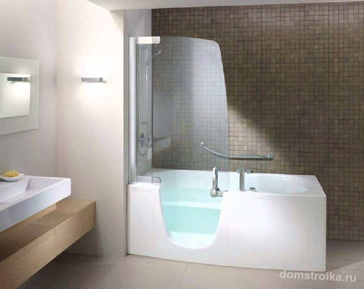 Оригинальная стеклянная шторка для ванной отлично зонирует пространство