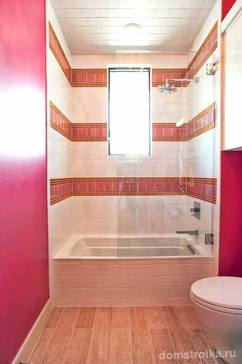 Уютная ванная комната небольших размеров в теплых тонах с практически незаметной стеклянной шторкой