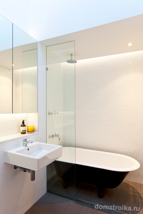 Минималистическая ванная комната с практически незаметной стеклянной шторкой