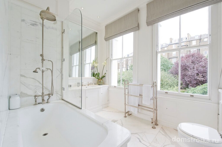 Стеклянное полотно в нежной ванной в белых тонах и легкими римскими шторами на окнах