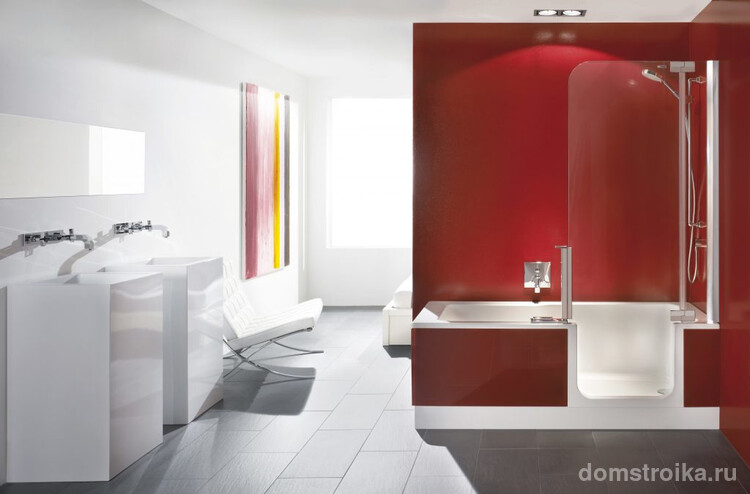 Необычайно яркая и просторная ванная комната с необычной встроенной стеклянной шторкой в душевой зоне