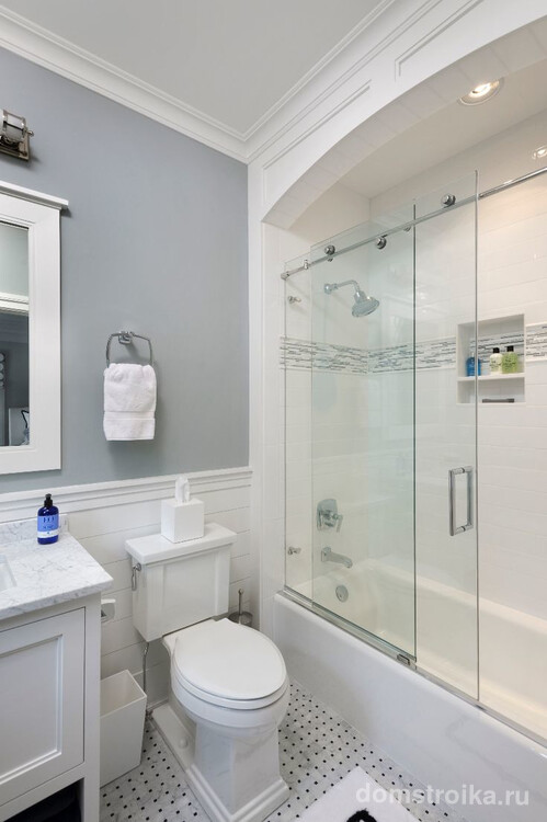 Наилучший вариант для небольшой ванной: светлые тона в отделке и стеклянная шторка, что не загромождает пространства и придает комнате легкости