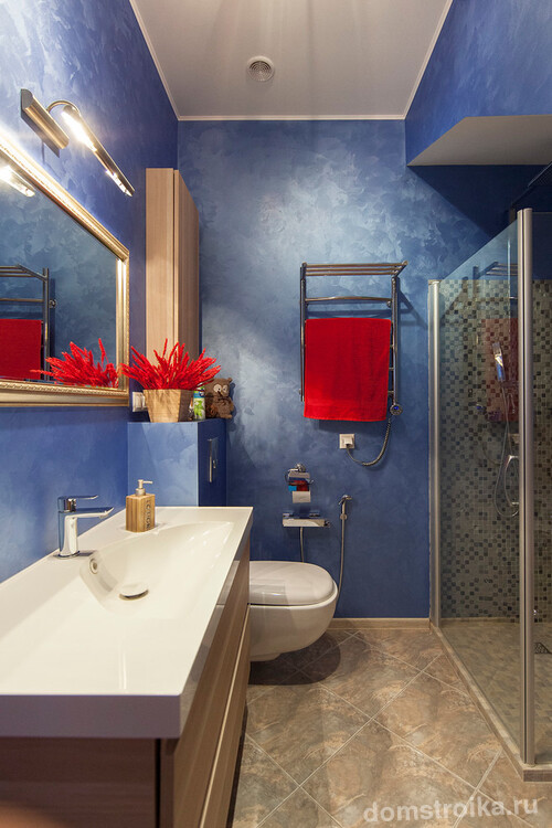 Синие стены и красные элементы декора сделают ваш дизайн неотразимым