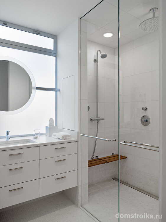 Чтобы обстановка маленькой ванной комнаты не вызывала дискомфорт, лучше для отделки использовать светлые тона