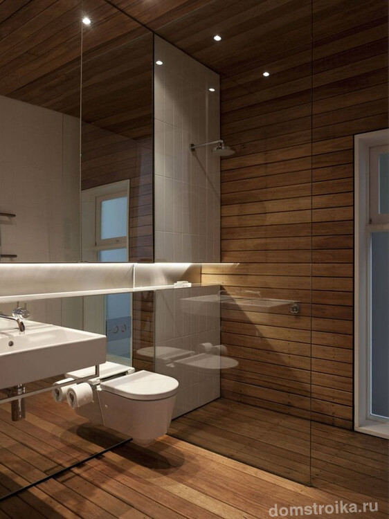 Шикарное сочетание стекла и дерева в интерьере ванной комнаты