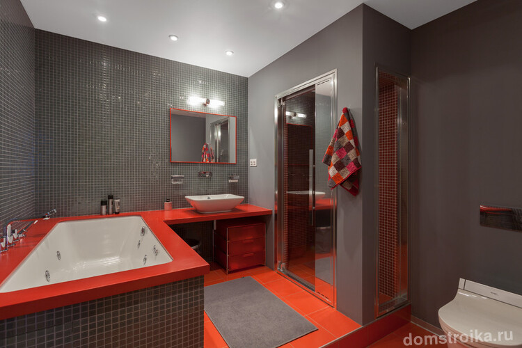 Шикарный контрастный интерьер ванной комнаты с душевой кабиной