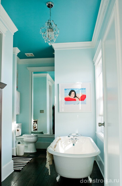 Классическая люстра придаст пикантности вашей ванной комнате