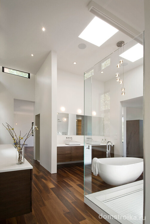 Свисающие светильники в ванной комнате придают чувство легкости и воздушности