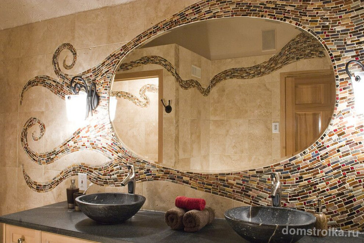 Непривычное обрамление зеркала в ванной свободно выложенным мозаикой сюжетом
