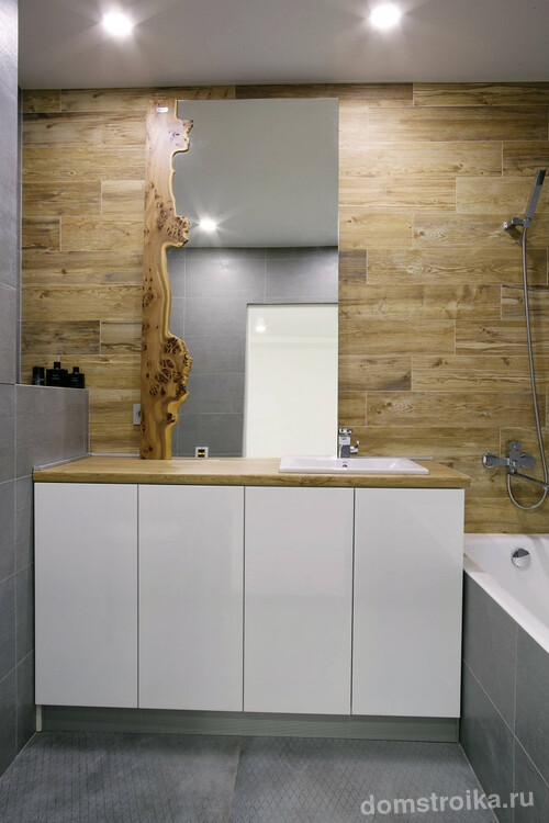 Компактная ванная в городской многоэтажке, древесная теплота которой дарит ощущение близости к природе