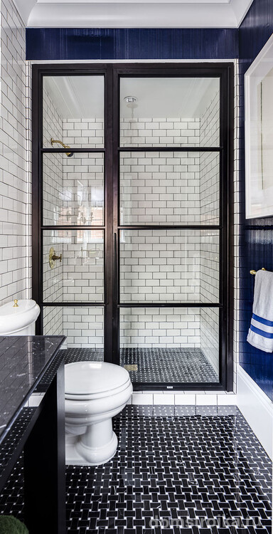 Скандинавский интерьер ванной: элегантные темно-синие элементы в черно-белом интерьере