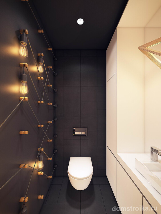 Дизайн-проект: стильный интерьер туалета с матовой черно-белой отделкой. На фото - оригинальная идея с лампами Эдисона на стене, с технической точки зрения спорная, но осуществимая