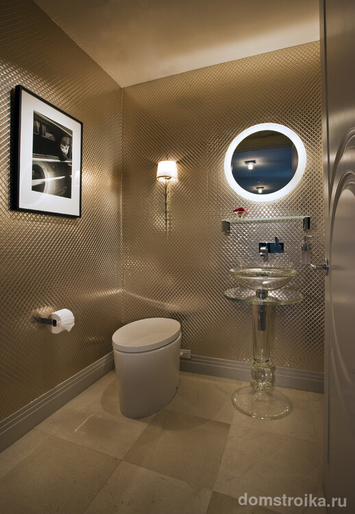 Плитка с зеркальной поверхностью - отличный выбор для интерьера туалета в стиле хай-тек
