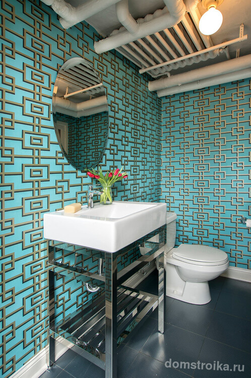 Бирюзовые обои в интерьере туалетной комнаты придадут ее дизайну яркости и свежести