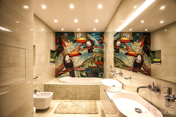 Красивое панно из мозаики на стене ванной комнаты, совмещенной с туалетом