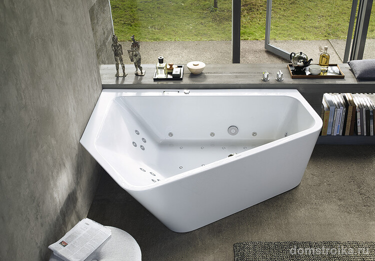 Угловая ванна интересной формы (неправильный многоугольник) в современном интерьере
