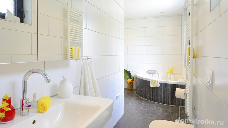Яркие нотки свежести: белый интерьер и черный мозаичный экран ванны