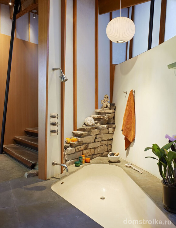 Стальная небольшая ванна в интерьере с элементами восточного стиля