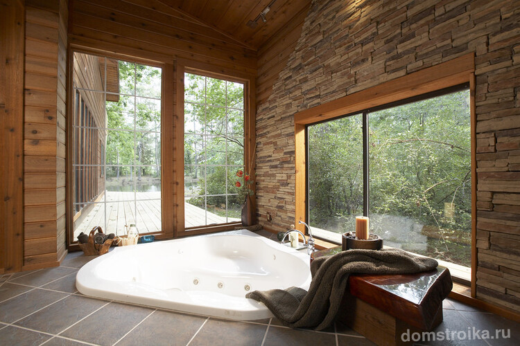 Встроенная ванна под панорамными окнами смотрится очень красиво