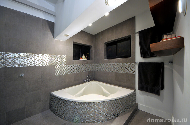Красивое сочетание мозаики на стенах и в экране ванны