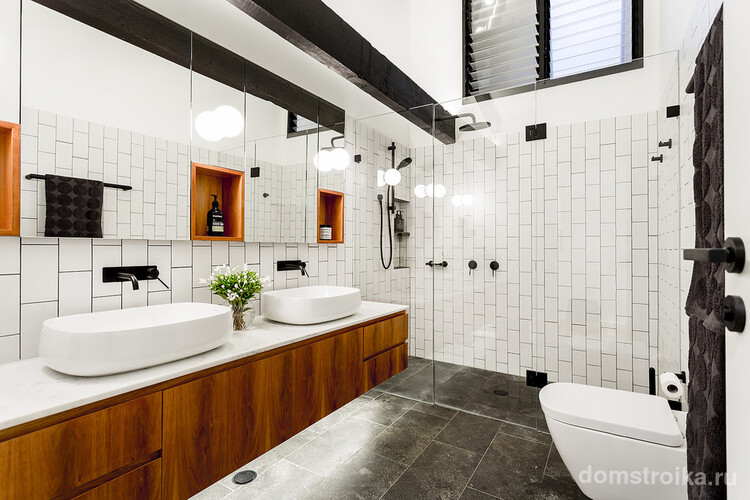 Черные деревянные балки на фоне белой плитки в дизайне ванной комнаты