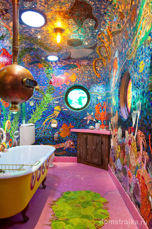 Уникальная ванная, у которой даже есть свое имя: "Субмарина Гауди". Отделана россыпью "морского стекла"
