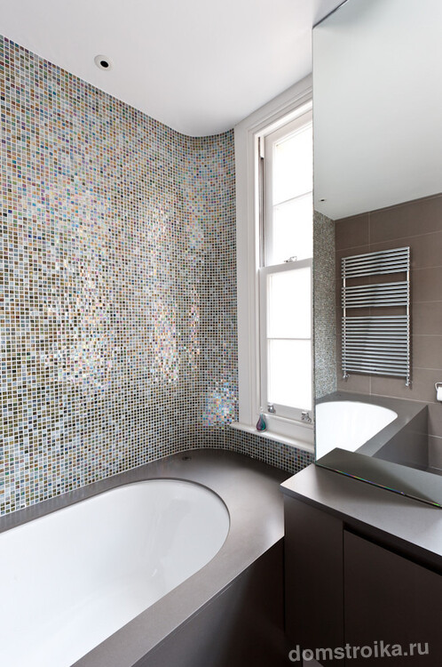 Ванная комната с закругленными стенами в современном стиле