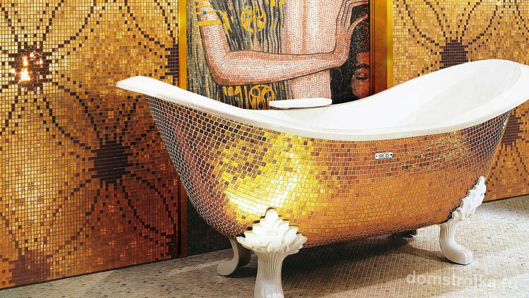 Наружная отделка ванны золотистой мозаикой в ванной комнате с мозаичной репродукцией "Юдифи" Климта