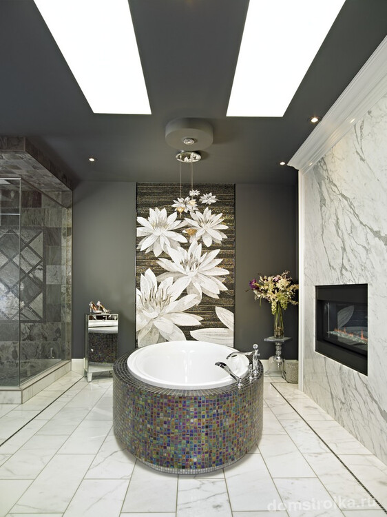 Облицовка мозаикой экрана ванны в классическом интерьере