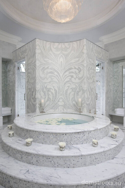 Роскошная круглая ванна со ступенями, выложенными мраморной мозаикой
