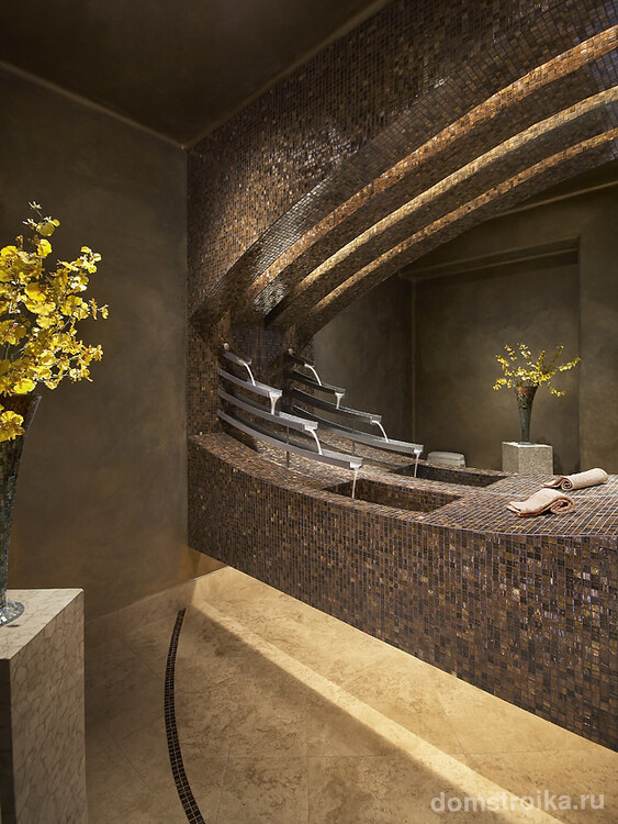 Стильный интерьер ванной комнаты с использованием мозаики: уникальный каскадный кран и скульптурные плавные линии поверхностей, облицованных мозаикой