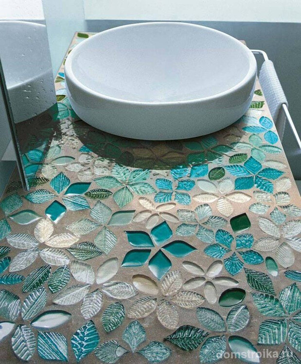 Уникальное творение: мозаика из стекла и других материалов, вдавленная в бетонную столешницу