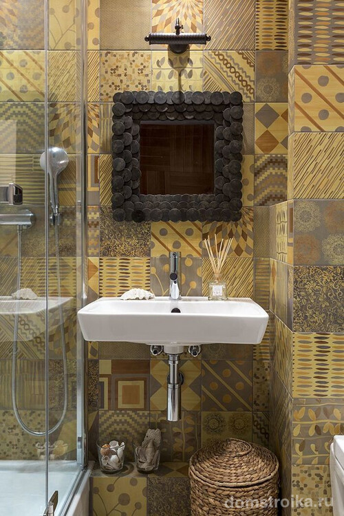 Простая, но стильная отделка ванной комнаты "этно", со стеклянной перегородкой душа