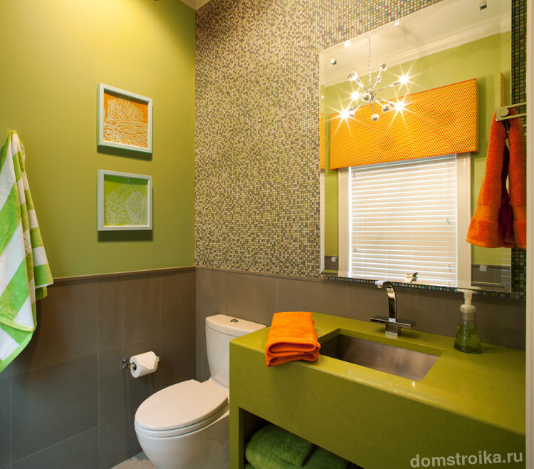 В одной ванной комнате возможно совместить несколько отделочных материалов, от дорогого до более простых, затратив при этом меньшие средства
